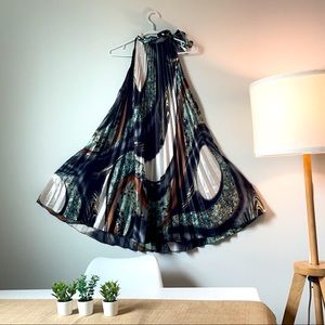 A chain neck style dress. (Platted) Size S